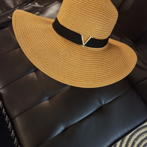 Floppy, straw style, hat with black fashionable trim. - Picture 4 of 5